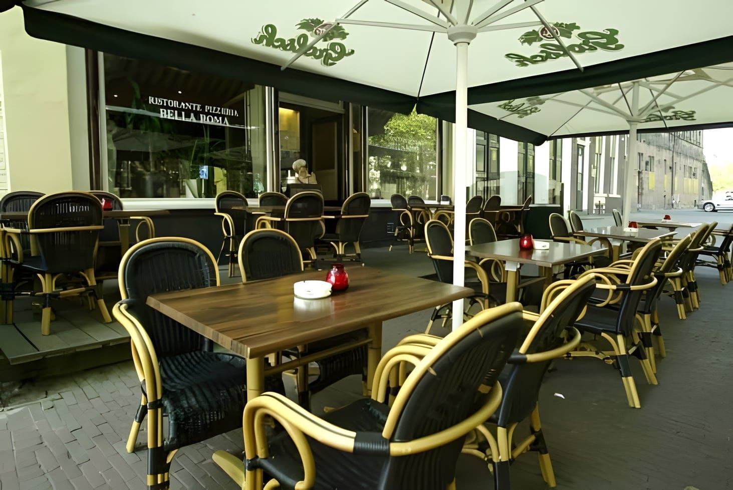 Het overdekte terras met rieten stoelen langs de gevel