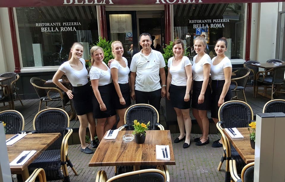 Het team van Bella Roma voor het restaurant aan de Brink
